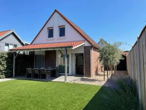 オーストカペッレにあるVakantiewoning Seaside, Burgvliet 11の芝生の家