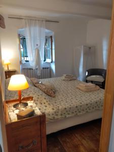 sypialnia z łóżkiem i stołem z lampką w obiekcie APPARTAMENTO INCANTEVOLE CON GIARDINO w Genui