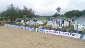 uma fila de casas na praia com uma cerca em Agonda island view em Agonda