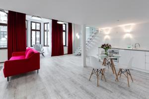 un soggiorno con divano rosso e tavolo di Apartamenty Centrum nowoczesny design - Dream Apart a Bielsko-Biała