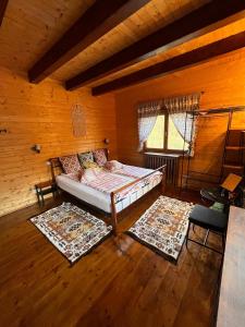 um quarto com uma cama e dois tapetes num quarto em Old Mark's House Sinaia em Sinaia
