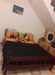 ein Schlafzimmer mit einem Bett in einem Zimmer in der Unterkunft Appartement à 2 pas de l'ilôt de Sada. in Sada