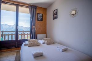 Ліжко або ліжка в номері Studio with balcony and beautiful view - Alpe d'Huez - Welkeys