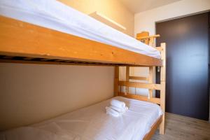1 dormitorio con 2 literas y toallas. en Studio with balcony and beautiful view - Alpe d'Huez - Welkeys en LʼHuez