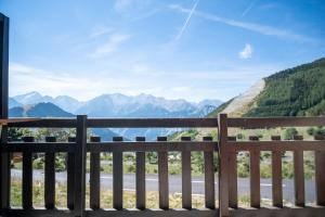 desde el balcón de una casa con vistas a las montañas en Studio with balcony and beautiful view - Alpe d'Huez - Welkeys en LʼHuez