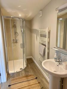un baño con ducha y lavabo en Little Innsacre, en Bridport