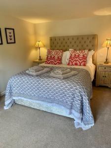 una camera da letto con un grande letto con cuscini rossi di Little Innsacre a Bridport