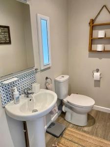 ブリッドポートにあるLittle Innsacreのバスルーム(白い洗面台、トイレ付)