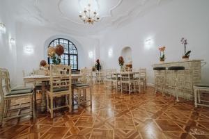 Reštaurácia alebo iné gastronomické zariadenie v ubytovaní Apartamenty Lokalna