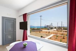 カルパトスにあるBella Karpathos Villasの海の景色を望む大きな窓が備わる客室です。