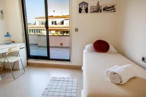 Posteľ alebo postele v izbe v ubytovaní APARTMENTO ÁTICO SKYLINE. MORAIRA. LIVE IT COSTABLANCA