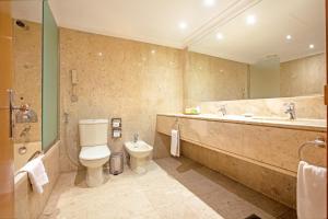 Ванная комната в Dubai Marine Beach Resort & Spa