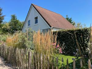 een huis met een hek voor een tuin bij vakantiehuis Seaside, Dunoweg 18 in Oostkapelle