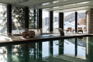 Bazén v ubytování Carlton Hotel St Moritz - The Leading Hotels of the World nebo v jeho okolí