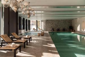 Bazén v ubytování Carlton Hotel St Moritz - The Leading Hotels of the World nebo v jeho okolí