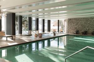 Bazén v ubytování Carlton Hotel St Moritz - The Leading Hotels of the World nebo v jeho okolí