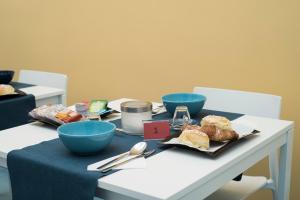 サレルノにあるCAPRI B&Bの青い鉢付きテーブル