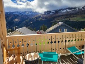 uma varanda com vista para uma montanha em MAGNIFIQUE APPARTEMENT AVEC TERRASSE et VUE IMPRENABLE SUR LE CIRQUE DE FLAINE, 2 chambres et coin montagne, 6 personnes em Flaine