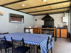 Una cocina o zona de cocina en CASA con quincho, piscina y tinaja, Playa San Alfonso y Laguna