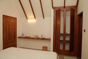 Voodi või voodid majutusasutuse The Tottam Beach Hotel - Trincomalee toas