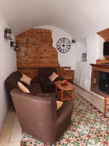 sala de estar con sofá y chimenea en Cuevas Baza, en Baza