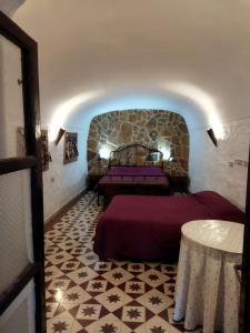 Zimmer mit 2 Betten und einem Tisch in der Unterkunft Cuevas Baza in Baza