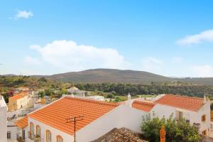 a view of a town with mountains in the background at Traditional 3 bedroom apartment in Alte