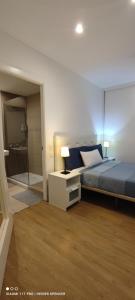 1 dormitorio con 1 cama y ducha acristalada en Las Canteras OP2 en Las Palmas de Gran Canaria