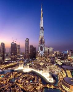 eine Darstellung des Burj Khalifa und einer Stadt in der Nacht in der Unterkunft Magnificent Stunning 2 BR Apartment with Burj Khalifa View in Dubai