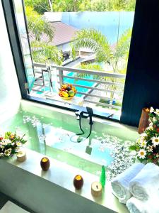 Cette chambre dispose d'une fenêtre offrant une vue sur la piscine. dans l'établissement D' Art VILLA RETREAT AND SPA, à Tangalle