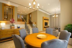 a dining room with a table and chairs at Dubai Marine Beach Resort & Spa in Dubai