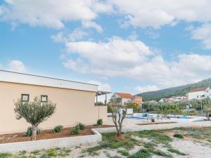 une villa avec une piscine et un bâtiment dans l'établissement Modern holiday home in Bilice with private pool, à Bilice