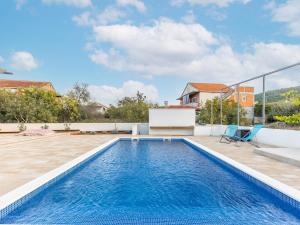 una piscina nel cortile di una casa di Modern holiday home in Bilice with private pool a Bilice (Bilizze)