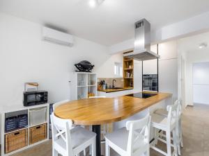 Η κουζίνα ή μικρή κουζίνα στο Modern holiday home in Bilice with private pool