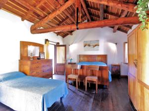 una camera con due letti e un tavolo con sedie di Secluded holiday home in Borgo Valbelluna with garden 