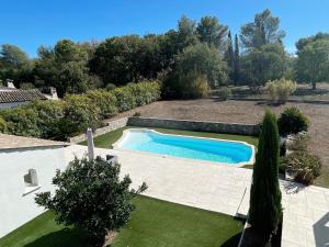 - une vue sur la piscine dans le jardin dans l'établissement Modern holiday home in Mougins with private pool, à Mougins