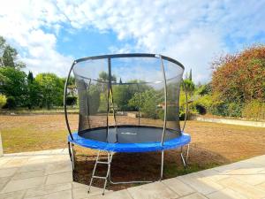 - un trampoline métallique avec un dôme en verre dans la cour dans l'établissement Modern holiday home in Mougins with private pool, à Mougins