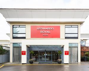 オックスフォードにあるLeonardo Royal Hotel Oxfordのレランドコ王室ホテルを読む看板のある建物