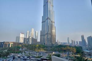un perfil urbano con rascacielos altos en una ciudad en Magnificent 2 BR with Stunning Burj Khalifa View, en Dubái