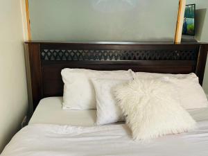 Łóżko lub łóżka w pokoju w obiekcie Studio kiambu road