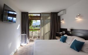 Кровать или кровати в номере Hôtel La Roya