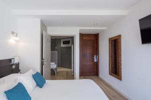 Телевизор и/или развлекательный центр в Hôtel La Roya