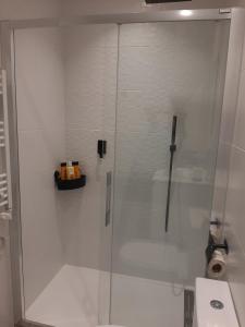 A bathroom at Dindurra Gijón Centro-Parking gratuito Még 25 kép