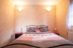 una camera con un grande letto con due lampade di La Durance - 1 chambre Terrasse et Jardin a Saint-André-dʼEmbrun