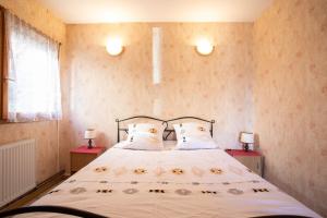 a bedroom with a large bed with two lamps at Le Mont Guillaume - 1 chambre Terrasse et Jardin in Saint-André-dʼEmbrun