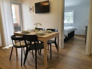einen Esstisch und Stühle in einem Zimmer in der Unterkunft Apartman NEDA Zlatar in Nova Varoš
