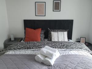 ein Schlafzimmer mit einem Bett mit Handtüchern darauf in der Unterkunft Apartman NEDA Zlatar in Nova Varoš