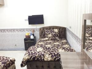 1 dormitorio con 1 cama y TV de pantalla plana en C4 Mirpur City AJK Overseas Pakistanis Villa - Full Private House & Car Parking, en New Mīrpur