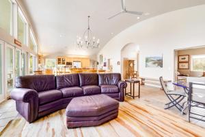 Il comprend un salon avec un canapé violet et une cuisine. dans l'établissement Wine Country Vineyard Estate, à Kenwood