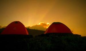 Lever ou coucher de soleil vu de la tente de luxe ou à proximité